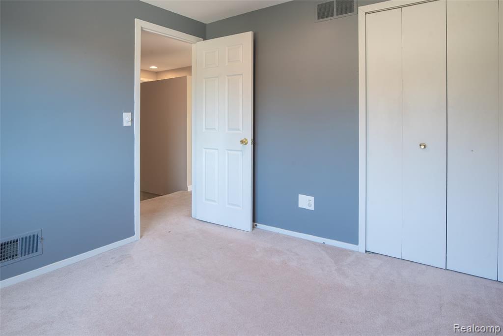 7337 Oak Tree Drive, West Bloomfield, MI — Photo 17