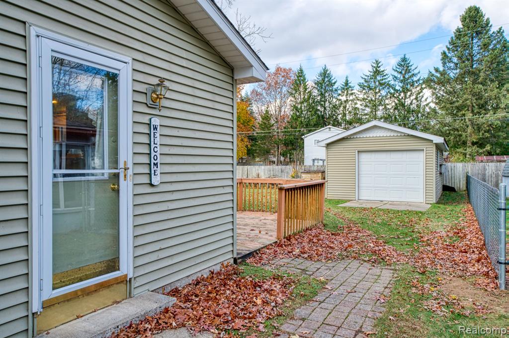 985 TIERNEY, Highland, MI 48356 — Photo 2