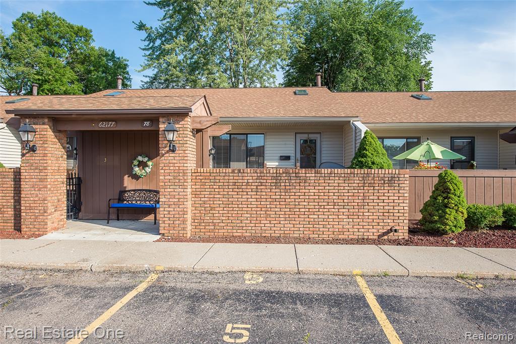 62177 TICONDEROGA, 4, South Lyon, MI 48178 — front exterior