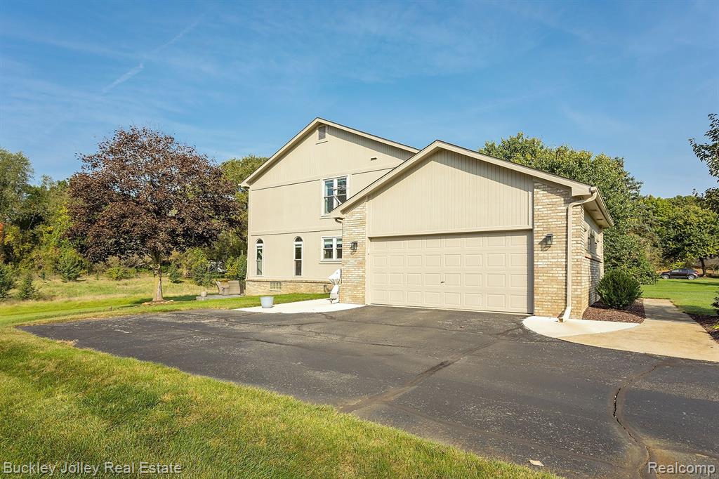 2038 CUMBERLAND Drive, Brighton, MI 48114 — Photo 30