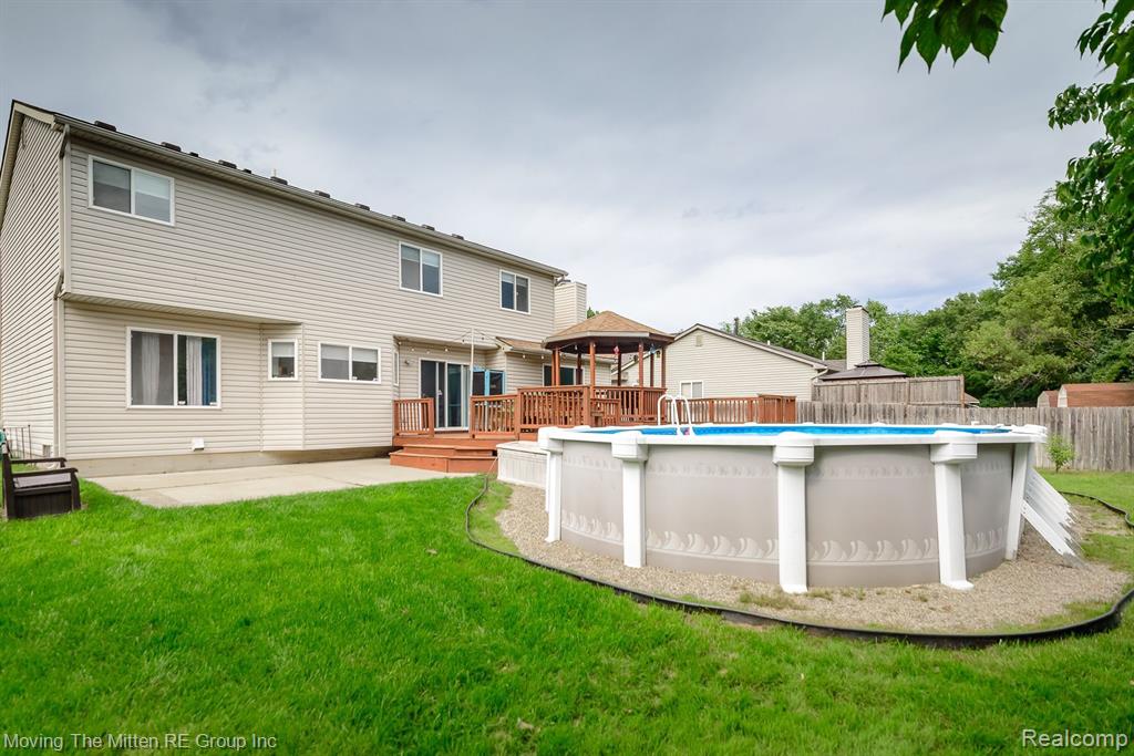 5861 MEADOWGREENE Drive, Waterford, MI 48327 — Photo 42
