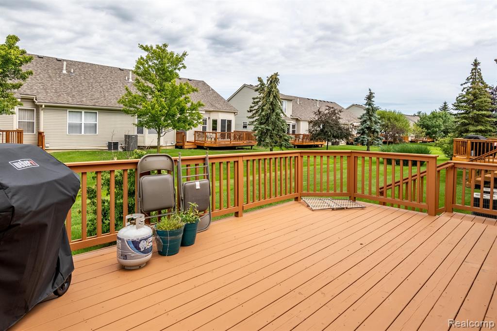 868 WOODHAVEN Drive, Commerce Twp, MI 48390 — Photo 44