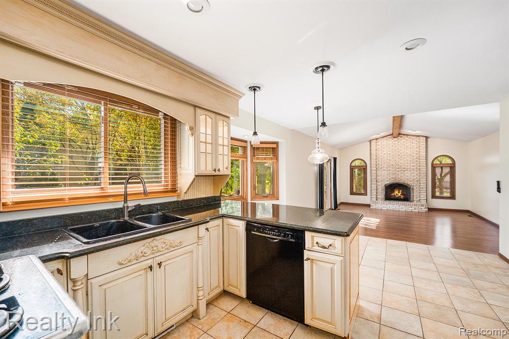 44755 Huntingcross Drive, Novi, MI — Photo 2