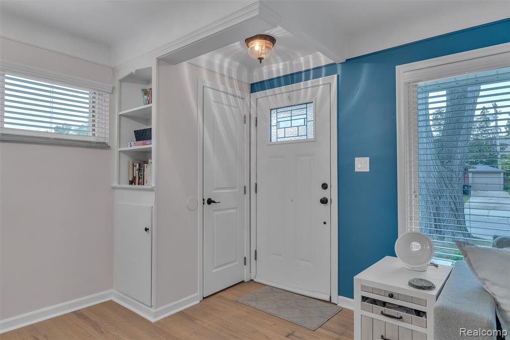 765 Vernier Road, Grosse Pointe Woods, MI 48236 — Photo 5