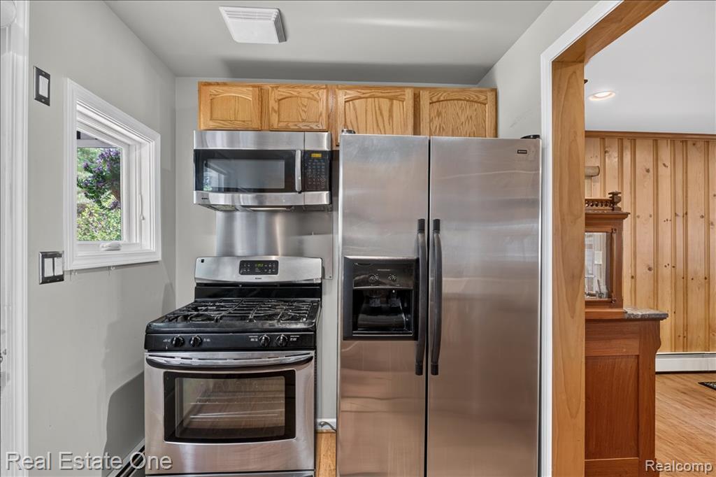 836 Pine Tree Road W, Lake Orion, MI 48362 — Photo 12