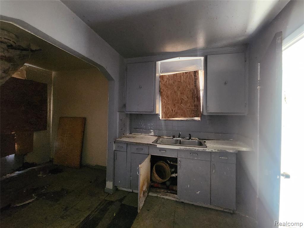 11669 Strathmoor Street, Detroit, MI, 48227