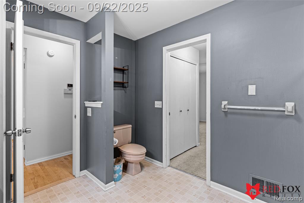 6031 Oak Creek Drive, Swartz Creek, MI 48473 — Photo 18