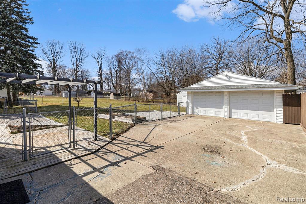 4230 BRISTOLWOOD Drive, Flint, MI 48507 — Photo 16