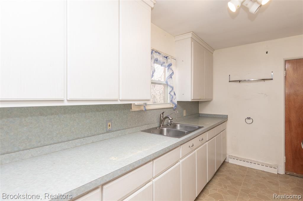 656 S CASS LAKE Road, Waterford, MI 48328 — Photo 19