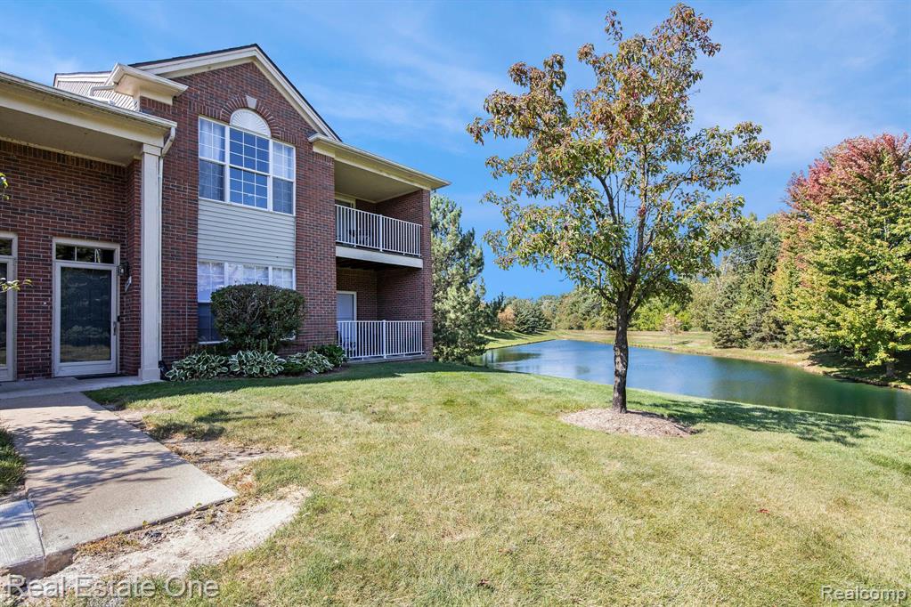 1948 FLAGSTONE Circle, Rochester, MI 48307 — Photo 2