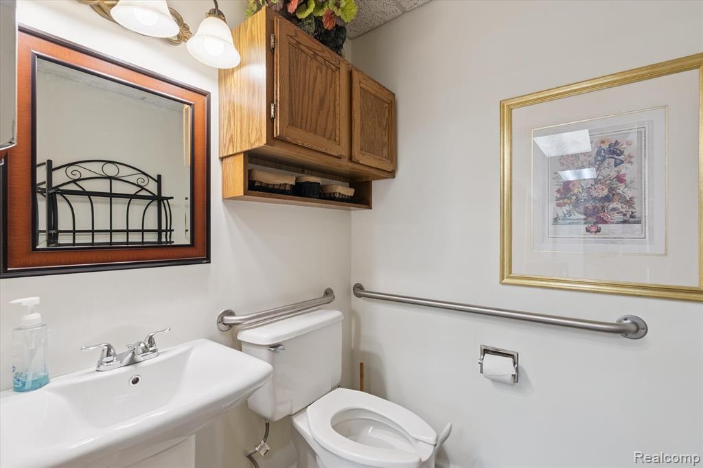 1117 Villa Linde Court, Flint, MI 48532 — Photo 16