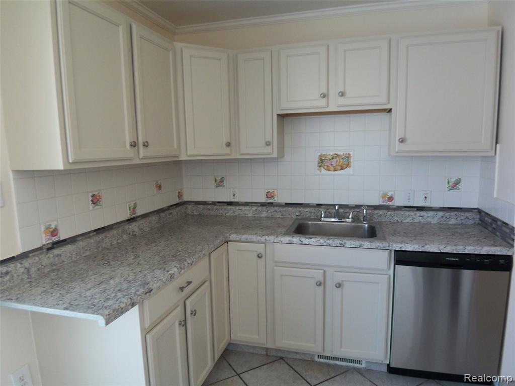 8269 Sterling, Center Line, MI 48015 — Photo 2
