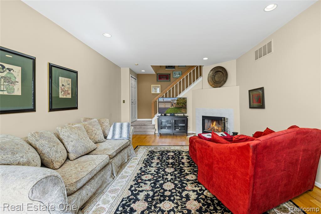 38494 Windsor, 54, Farmington Hills, MI 48331 — Photo 5