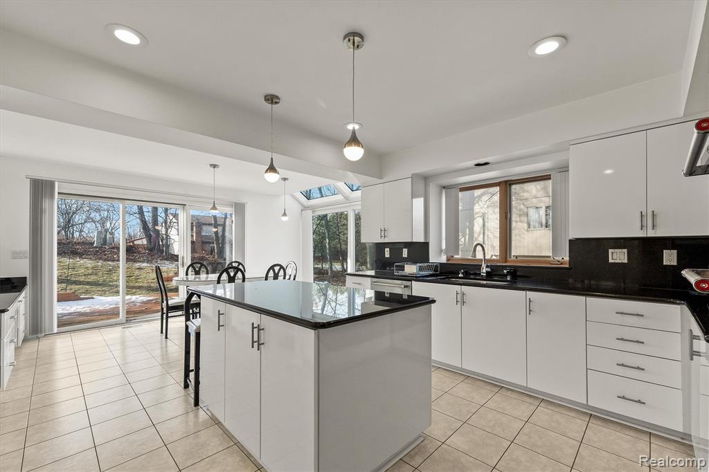 5322 Pond Bluff Drive, West Bloomfield, MI 48323 — Photo 11