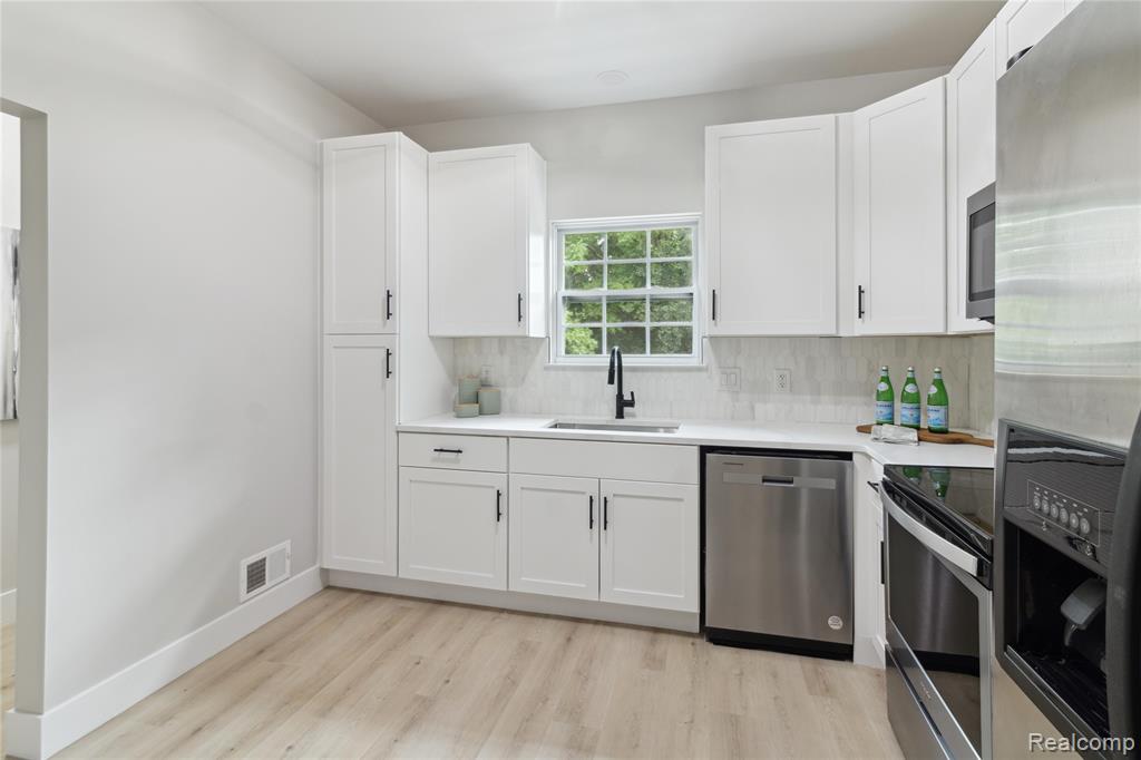41683 Juniper Circle, Novi, MI 48377 — Photo 8