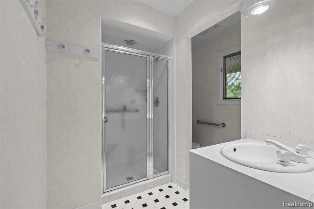 4724 Tara Court, West Bloomfield, MI 48323 — Photo 36