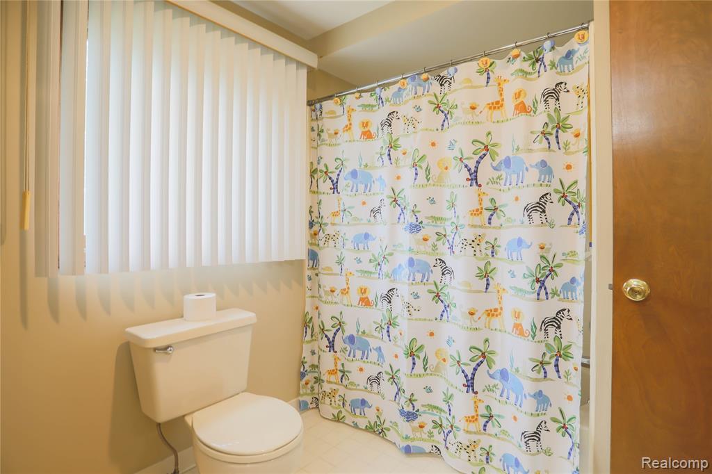 810 Box Canyon Court, Rochester Hills, MI 48309 — Photo 32