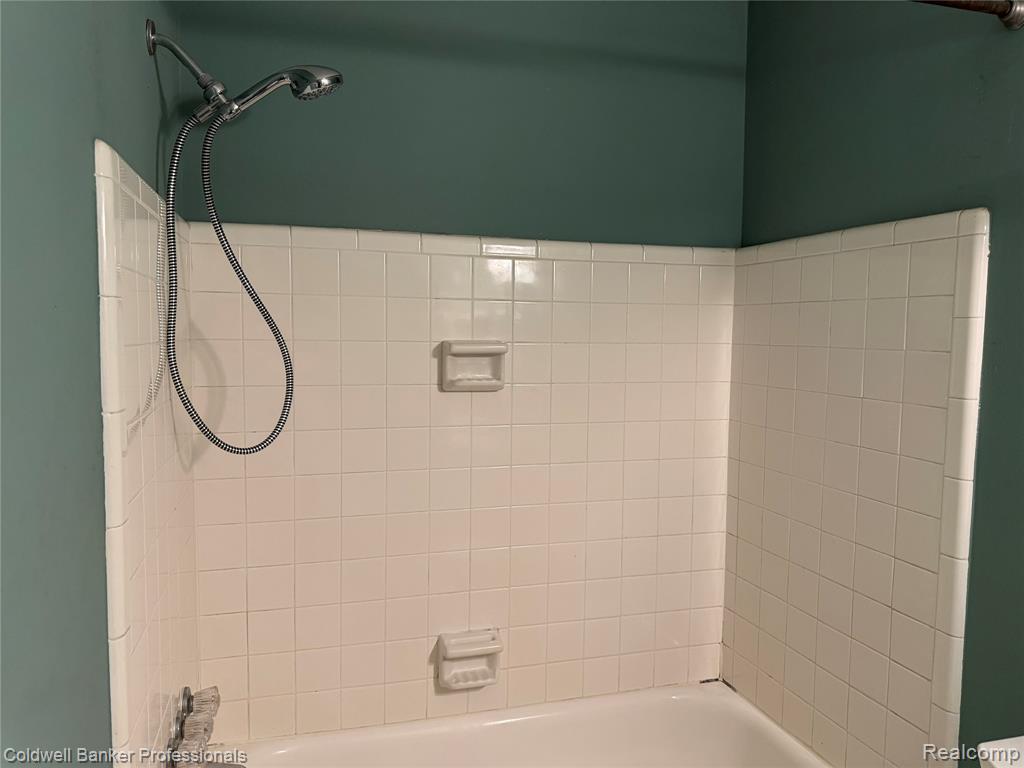 1830 Colonial Village Way, 1, Waterford, MI 48328 — Photo 6