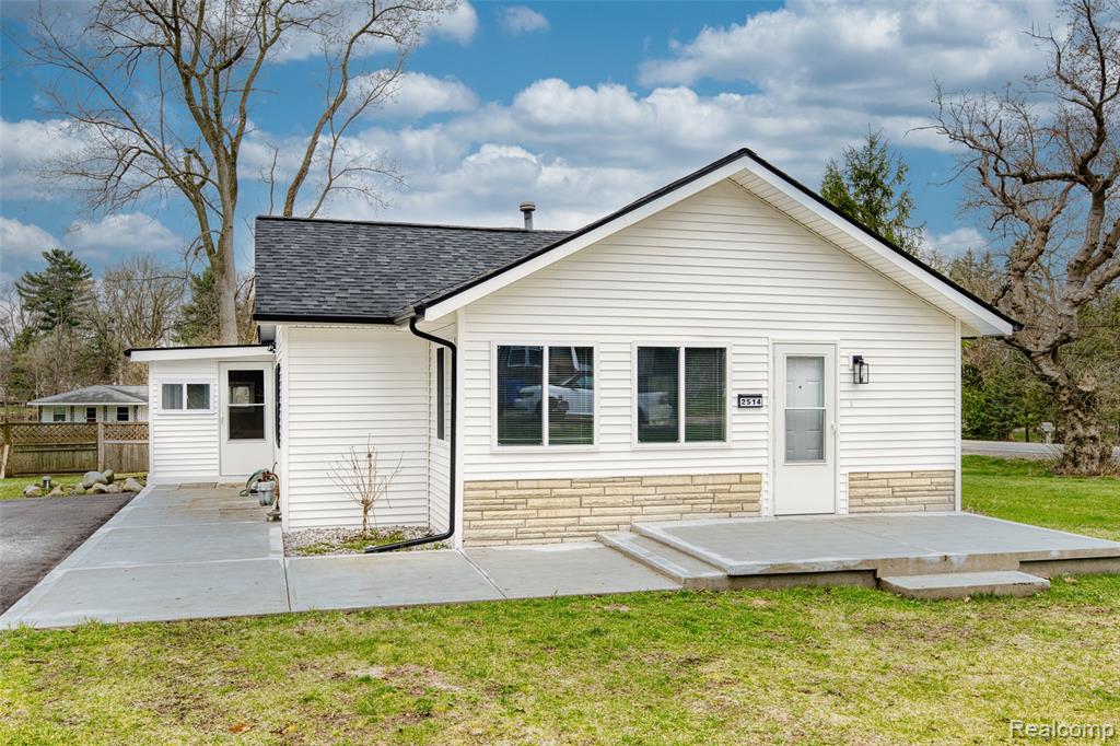 2514 Barton Street, Commerce Twp, MI 48382