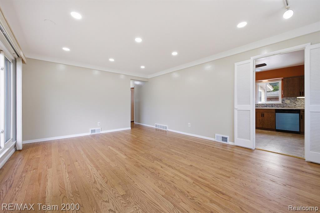 8512 Norborne Avenue, Dearborn Heights, MI 48127 — Photo 6