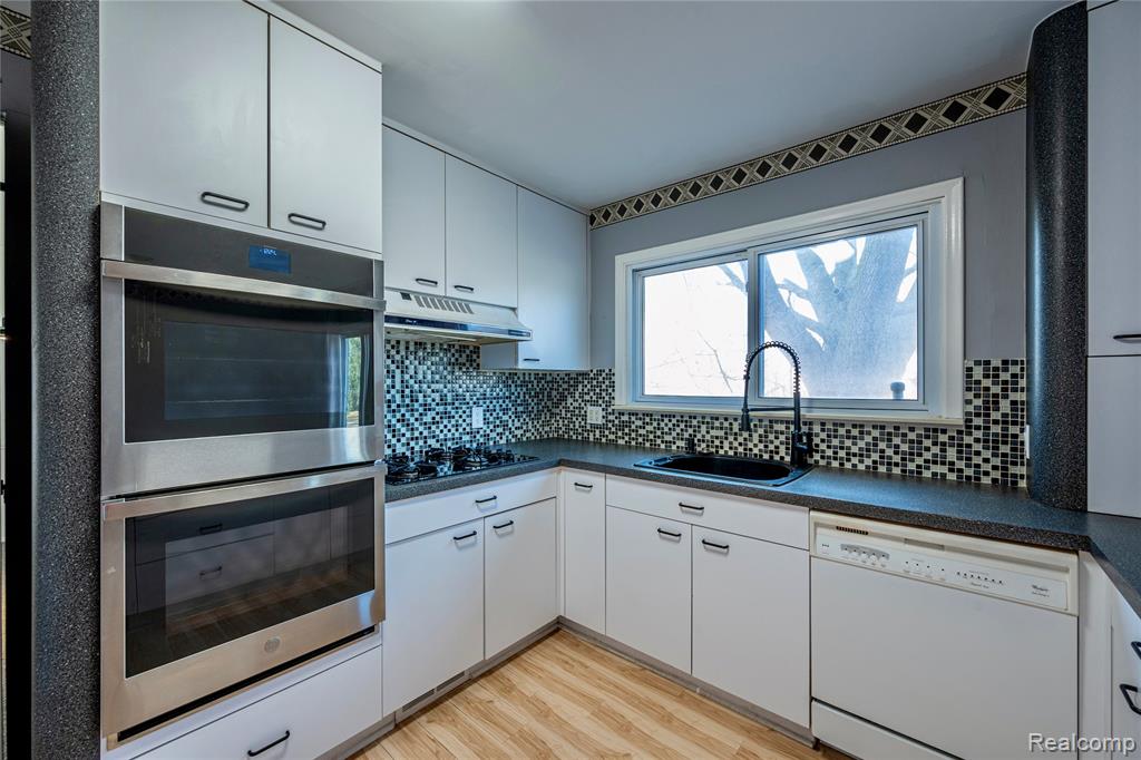 21660 Riverview Drive, Beverly Hills, MI 48025 — Photo 4