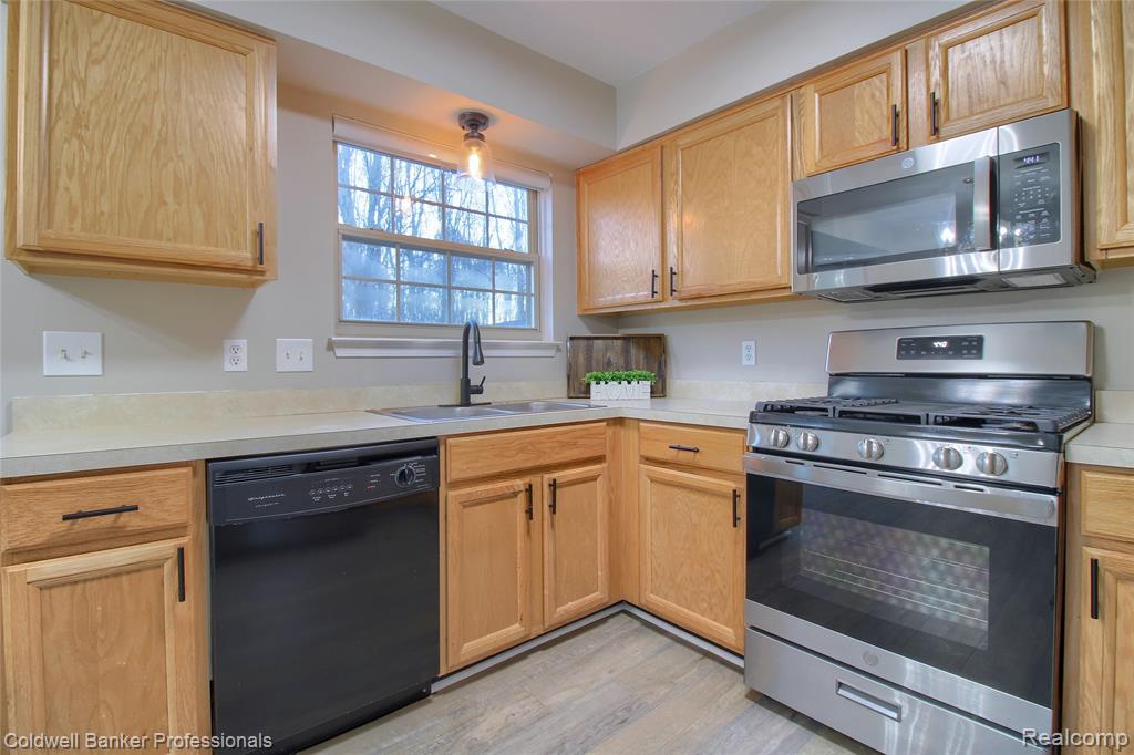 41816 White Tail Lane, Canton, MI 48188 — Photo 12