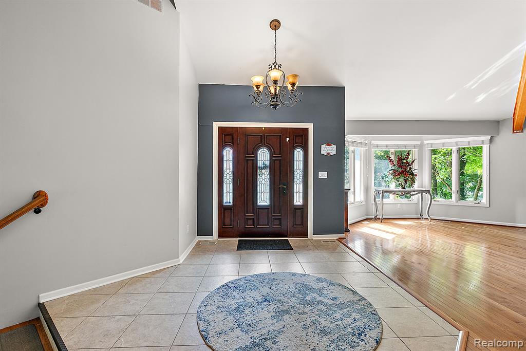 8398 ELKRUN Drive, Clarkston, MI 48348 — Photo 5