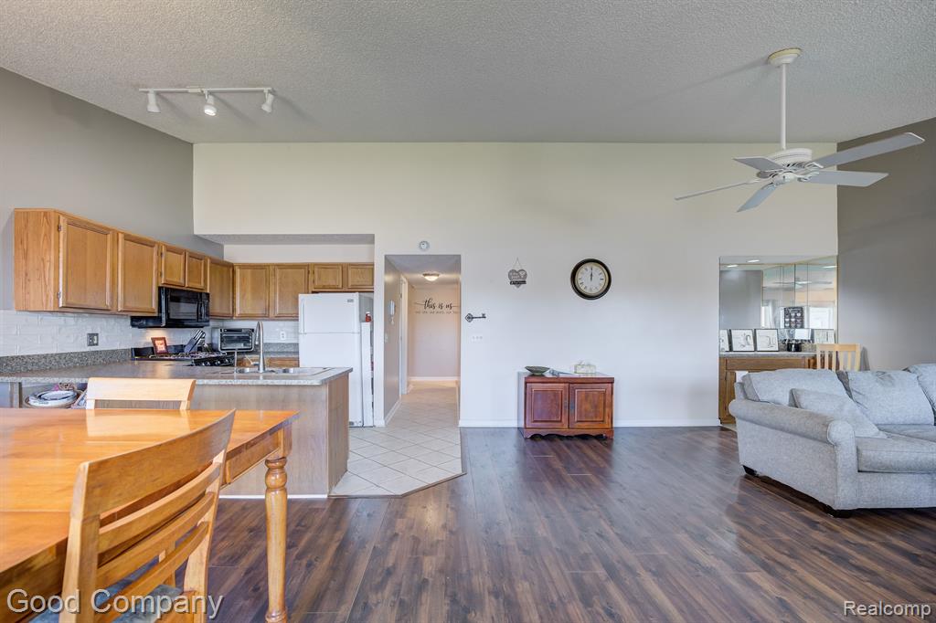 4910 HARBOR POINT Drive, 3, Waterford, MI 48329 — Photo 10