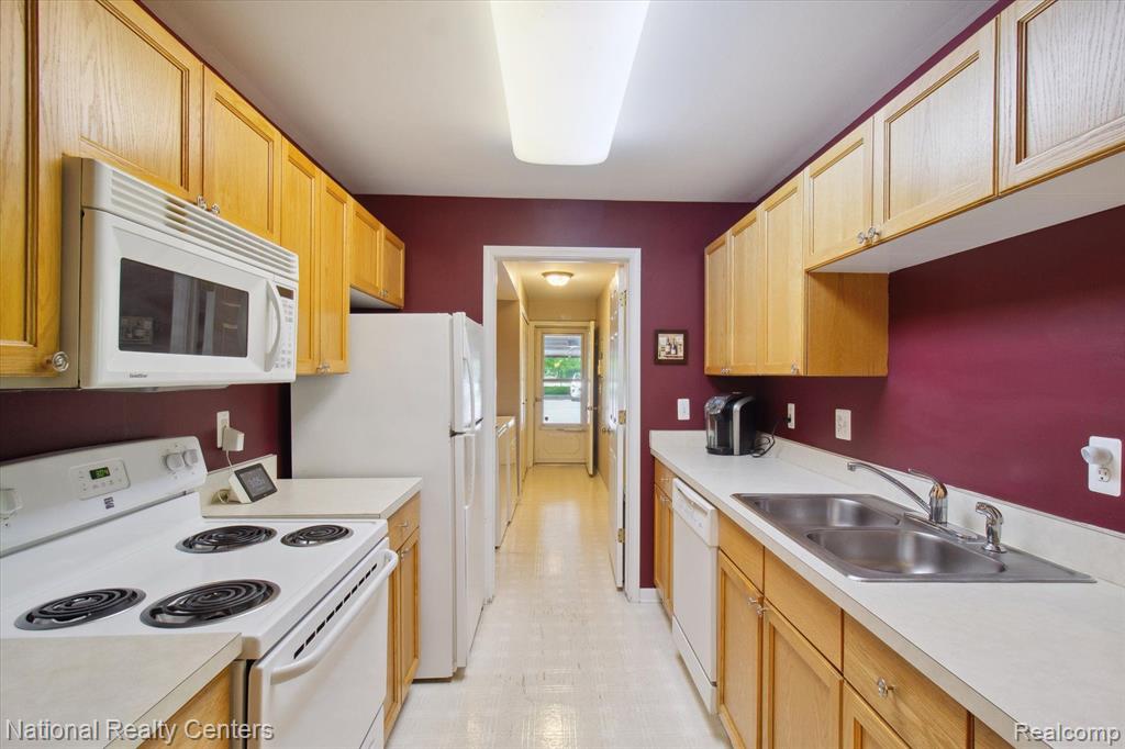 4727 BERKSHIRE Drive, 197, Sterling Heights, MI 48314 — Photo 7