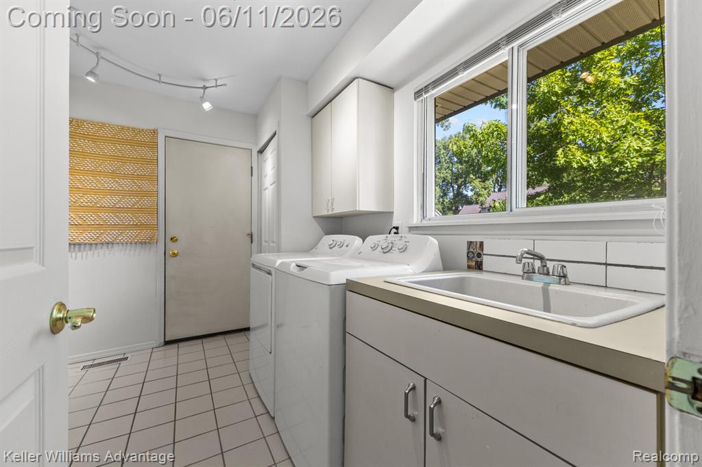 6589 Doyon Drive S, Waterford, MI 48327 — Photo 14