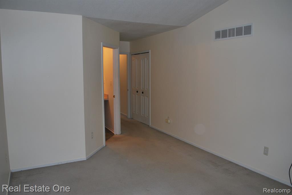 697 RAVENCREST Lane, 5, Westland, MI — Photo 17