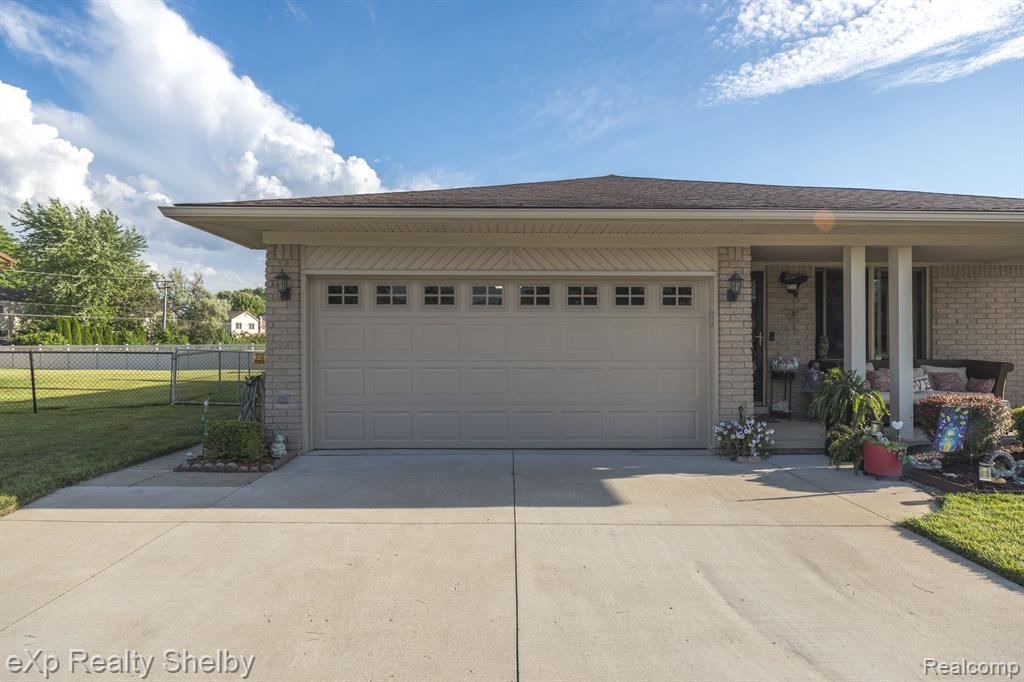 39611 HOLIDAY Drive, Sterling Heights, MI 48313 — Photo 34