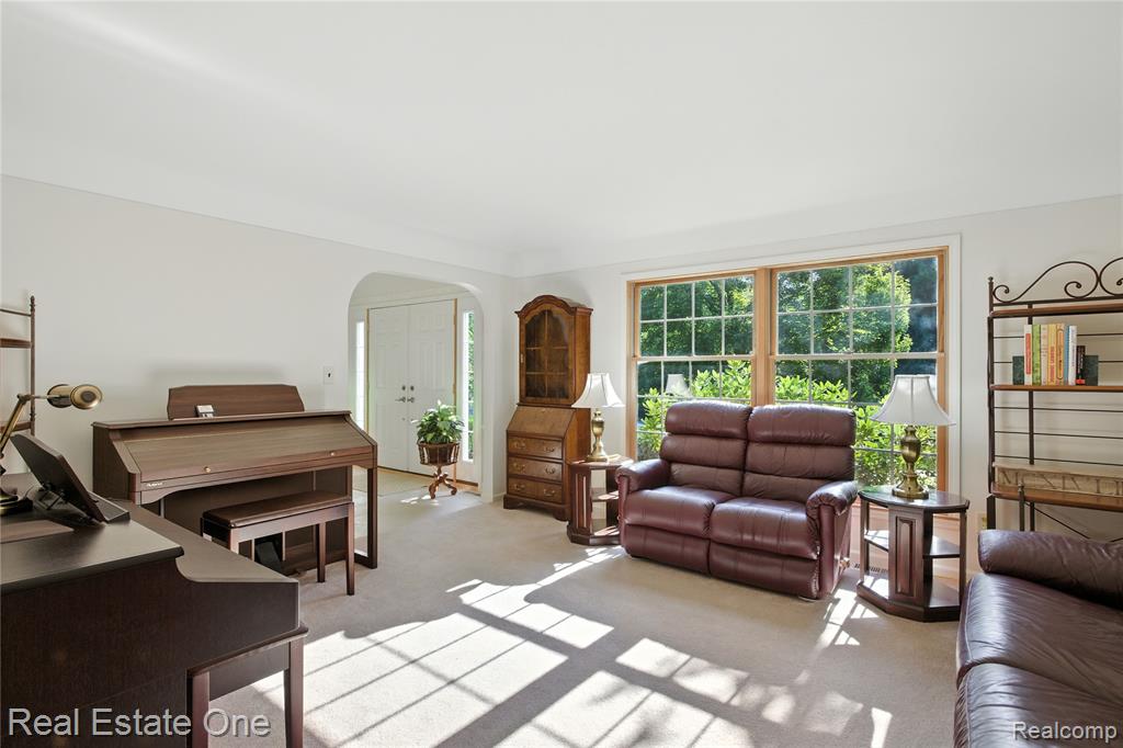 604 Longford Drive, Rochester Hills, MI 48309 — Photo 5