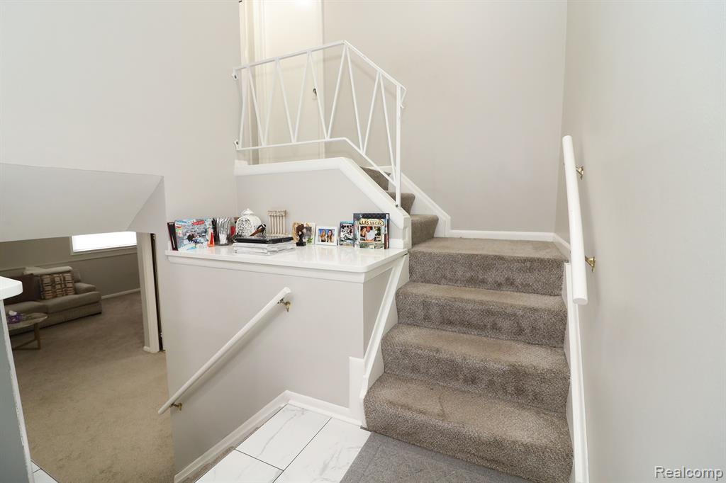 693 CRONIN Drive, Dearborn Heights, MI 48127 — Photo 17