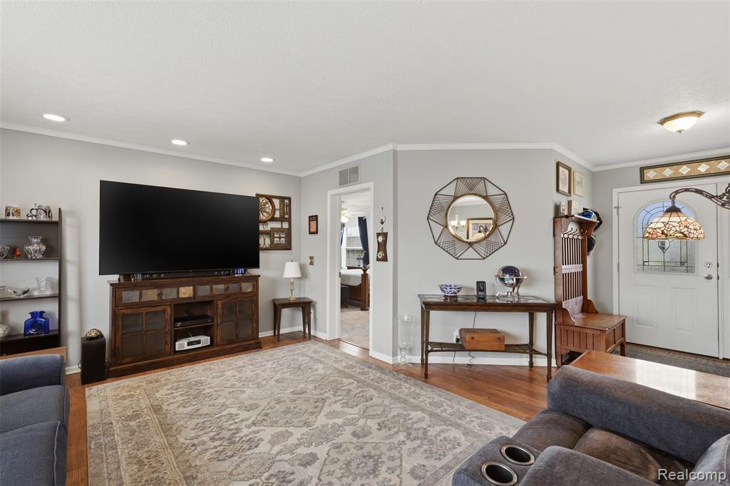 11186 Chestnut Hill Court, South Lyon, MI 48178 — Photo 9