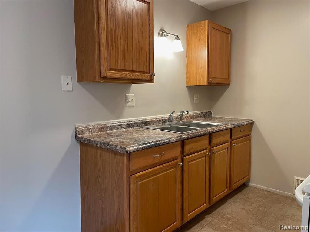 865 E SUMMIT Street, Milford, MI 48381 — Photo 5