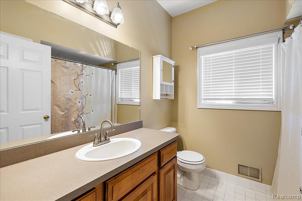 49763 Decker Drive, Shelby Twp, MI 48317 — Photo 33
