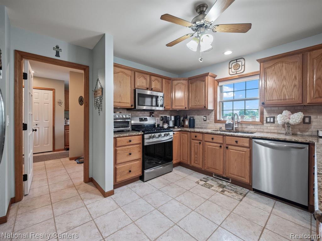 391 MCINTOSH, Almont, MI 48003 — Photo 23