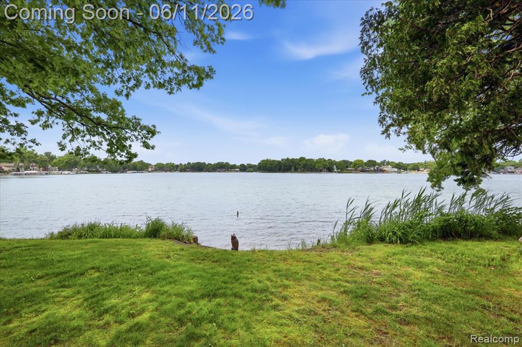 6880 Forestlawn Court, Waterford, MI 48327 — Photo 45