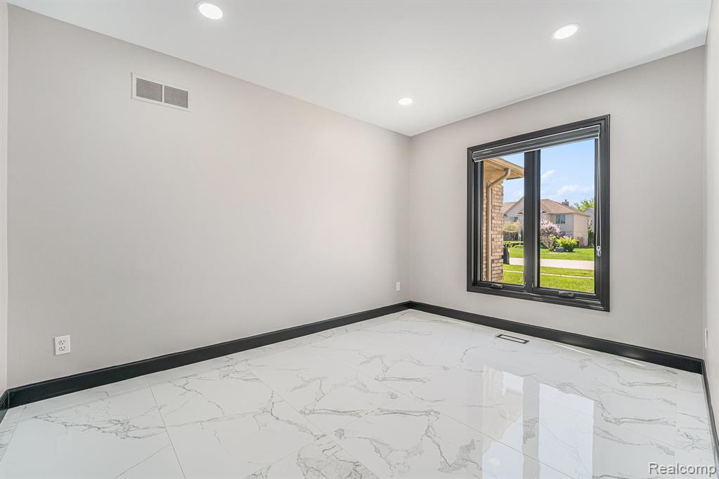 53242 Clarion Drive, Macomb, MI 48042 — Photo 4