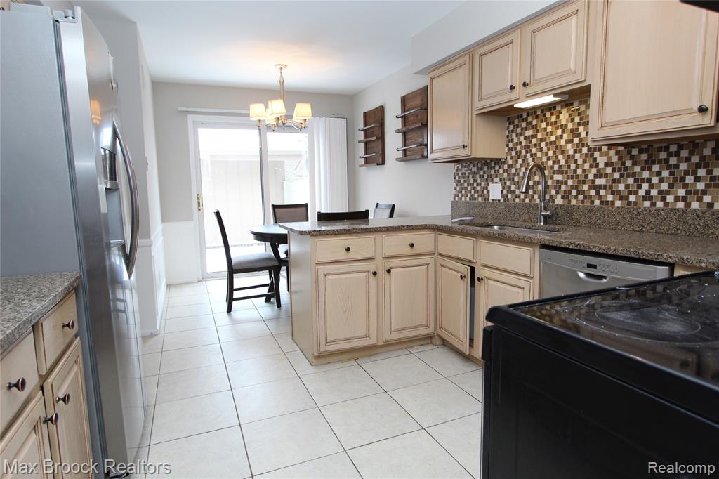 7338 Creek View Court, West Bloomfield, MI — Photo 9
