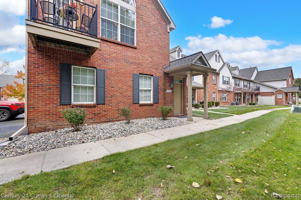 23046 WILLIAMSBURG Circle, Woodhaven, MI 48183 — Photo 17