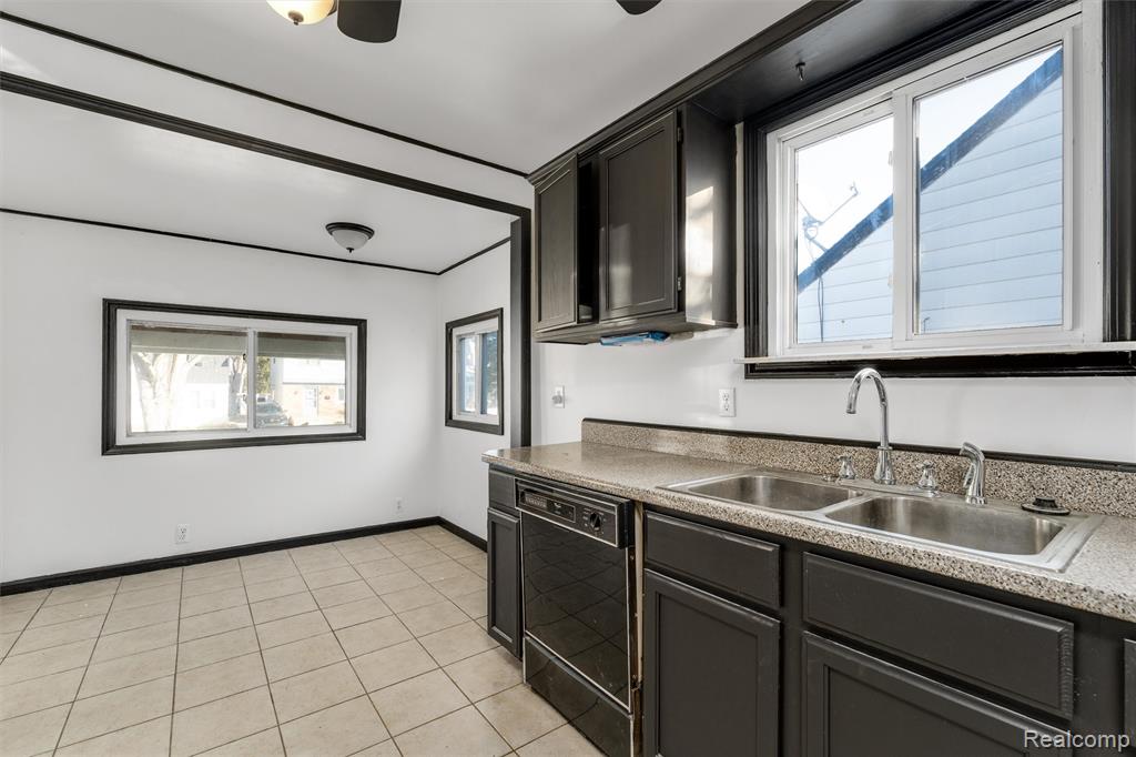 20462 Hollywood Street, Harper Woods, MI 48225 — Photo 16