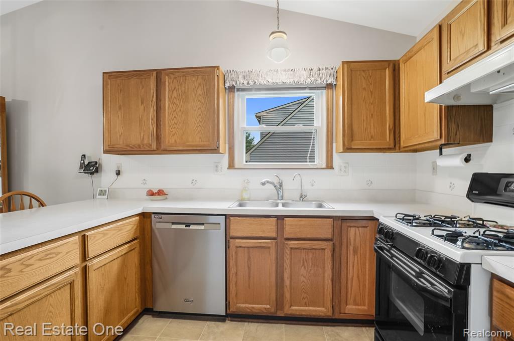 59652 Sunridge Drive, New Hudson, MI 48165 — Photo 7