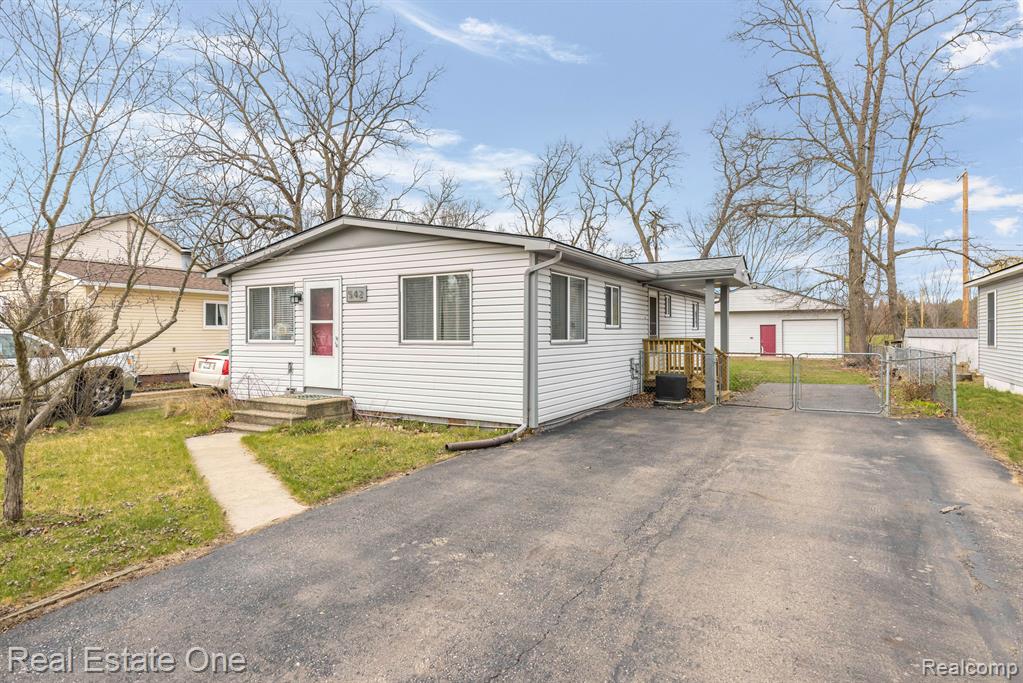 542 SNYDER Road, Highland, MI — front exterior