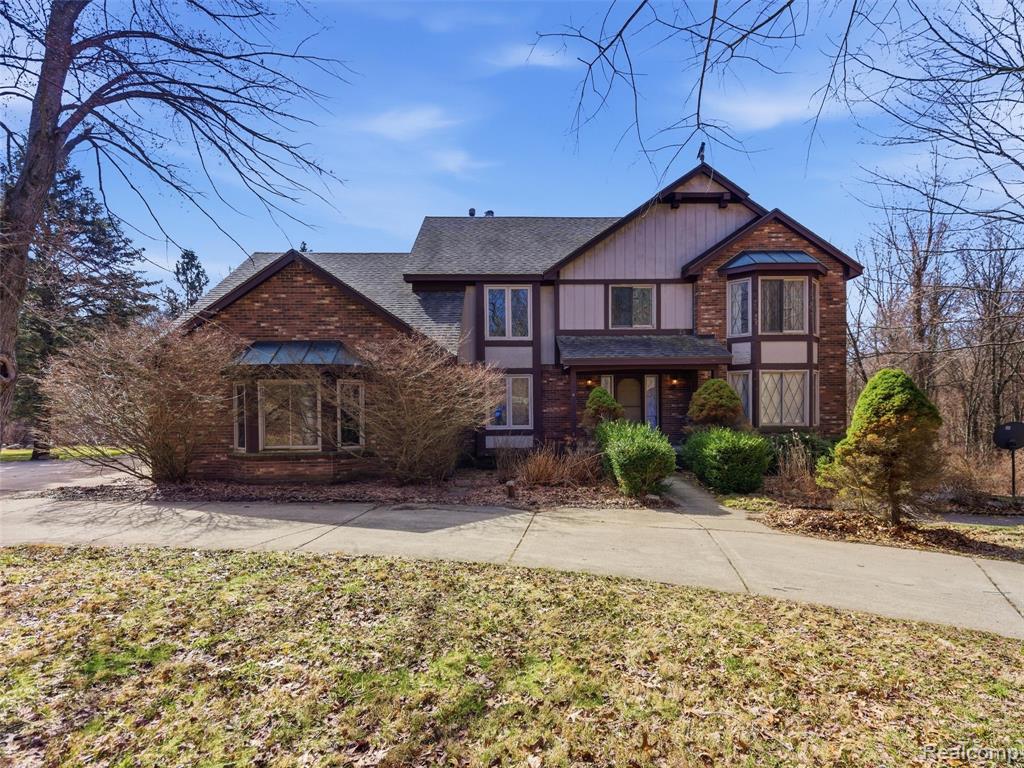6400 Bridle Lane, Highland, MI 48356 — front exterior