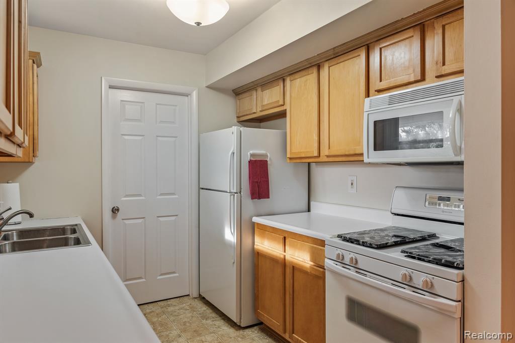 39727 VILLAGE WOOD Lane, Novi, MI — Photo 11