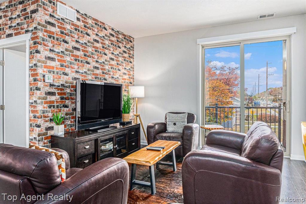 630 S GARFIELD Avenue, 202, Traverse City, MI 49686 — Photo 6
