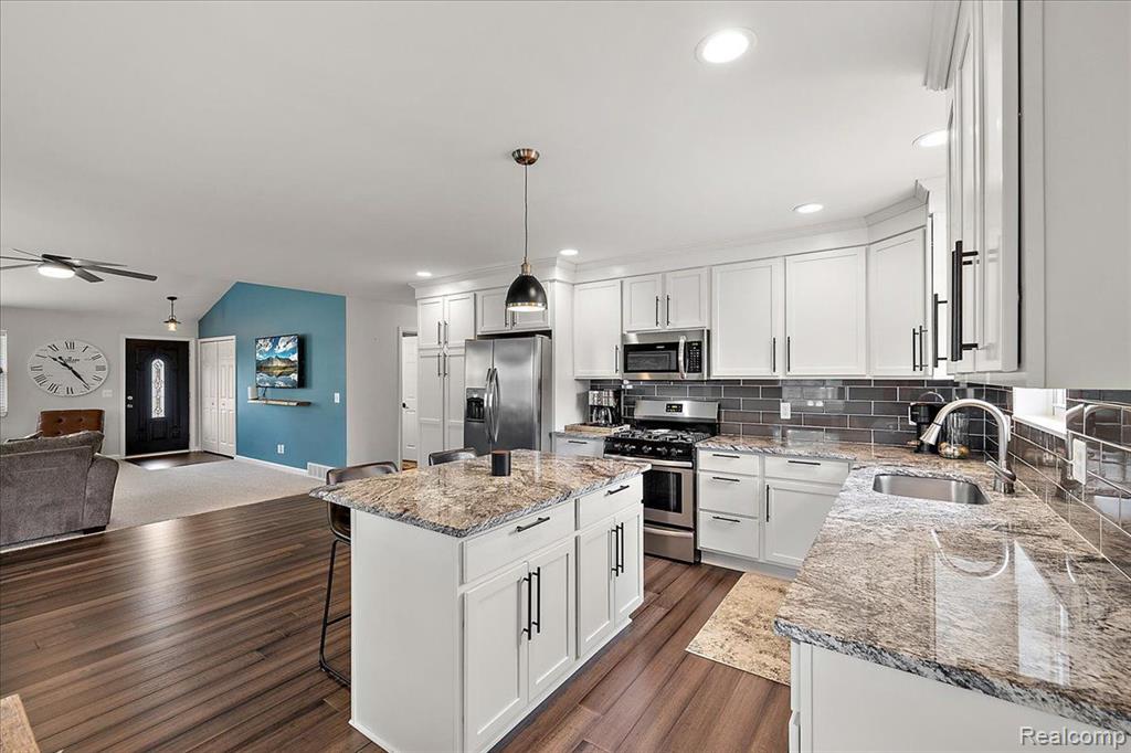 7611 Peninsula, Waterford, MI 48327 — Photo 13