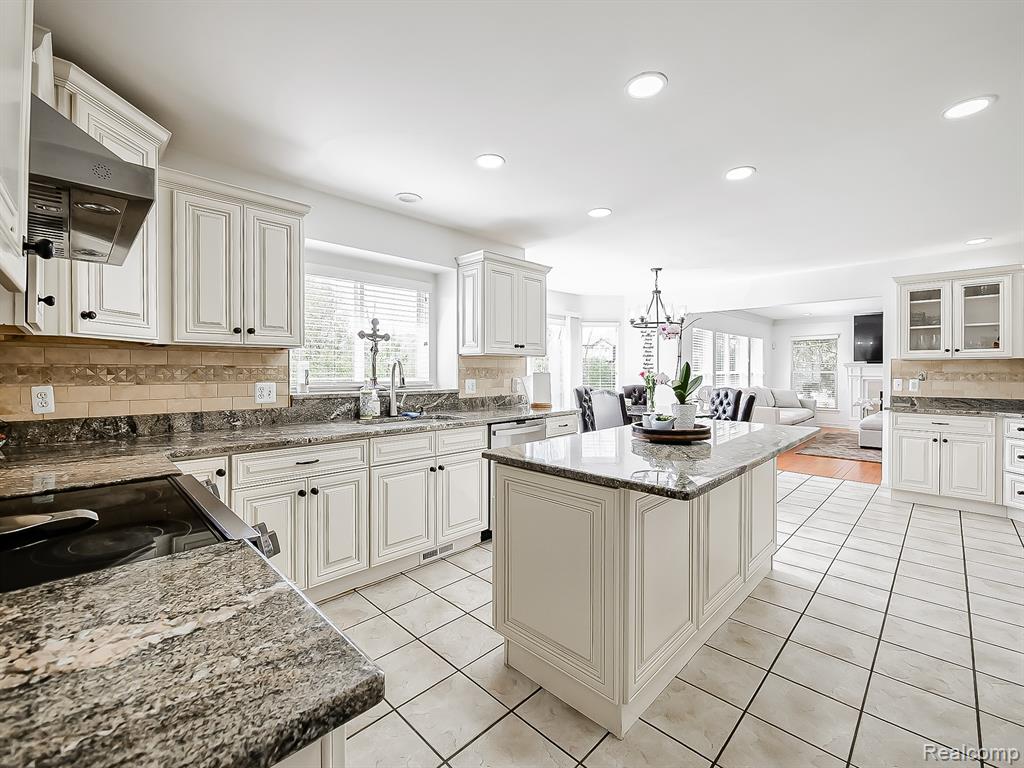 5221 Sandlewood Drive, Commerce Twp, MI 48382 — Photo 17